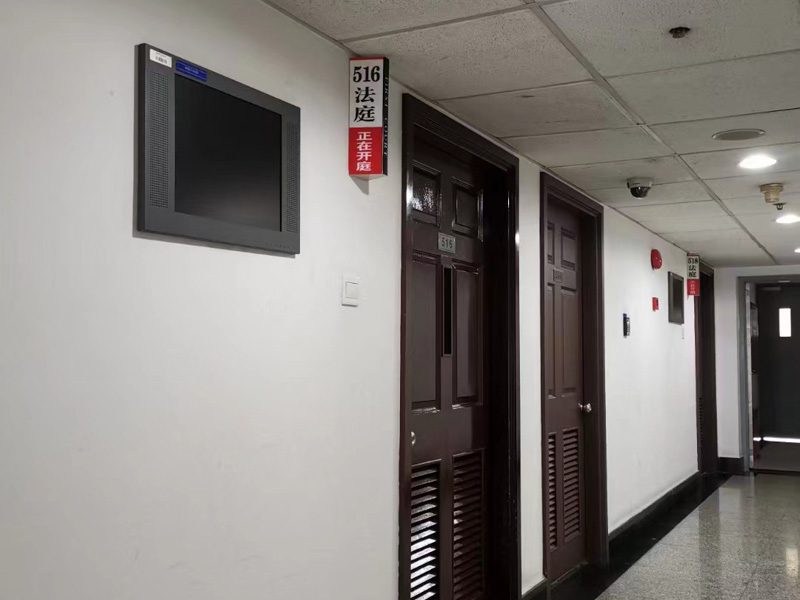 建筑工程施工合同質(zhì)量糾紛如何認(rèn)定？上海律師咨詢?yōu)槟獯? src="/uploads/76/525.jpg"/></p>
<p>
　　一、建筑工程施工合同質(zhì)量糾紛的認(rèn)定
</p>
<p>
　　建筑工程施工合同質(zhì)量糾紛是指當(dāng)建筑工程施工合同的一方或多方認(rèn)為合同所規(guī)定的工程質(zhì)量未能達(dá)到要求或存在缺陷時(shí)，由此引發(fā)的糾紛。一般來說，建筑工程施工合同質(zhì)量糾紛的認(rèn)定需要從以下幾個(gè)方面入手。
</p>
<p>
　　合同約定建筑工程施工合同是雙方達(dá)成的一種法律協(xié)議，其中詳細(xì)規(guī)定了工程質(zhì)量標(biāo)準(zhǔn)、驗(yàn)收標(biāo)準(zhǔn)等內(nèi)容。因此，當(dāng)出現(xiàn)質(zhì)量糾紛時(shí)，需要仔細(xì)查閱合同約定，判斷工程是否符合合同規(guī)定的標(biāo)準(zhǔn)。如果工程存在質(zhì)量問題，且違反了合同規(guī)定，那么可以認(rèn)定為建筑工程施工合同質(zhì)量糾紛。
</p>
<p>
　　相關(guān)規(guī)定除了合同約定外，還需要考慮建筑工程相關(guān)的法律法規(guī)和標(biāo)準(zhǔn)。例如，在國(guó)家標(biāo)準(zhǔn)中規(guī)定了建筑工程的質(zhì)量標(biāo)準(zhǔn)和驗(yàn)收標(biāo)準(zhǔn)，如果工程不符合國(guó)家標(biāo)準(zhǔn)，那么也可以認(rèn)定為質(zhì)量糾紛。此外，還需要考慮地方性的法規(guī)和標(biāo)準(zhǔn)，例如上海市的建筑工程質(zhì)量監(jiān)督管理規(guī)定等。
</p>
<p>
　　鑒定結(jié)論當(dāng)出現(xiàn)質(zhì)量糾紛時(shí)，有時(shí)需要請(qǐng)專業(yè)的鑒定機(jī)構(gòu)對(duì)工程進(jìn)行鑒定，判斷工程是否符合要求。如果鑒定結(jié)論認(rèn)為工程存在質(zhì)量問題，那么可以認(rèn)定為建筑工程施工合同質(zhì)量糾紛。
</p>
<p>
　　二、建筑工程施工合同質(zhì)量糾紛的處理
</p>
<p>
　　建筑工程施工合同質(zhì)量糾紛的處理需要根據(jù)具體情況進(jìn)行處理。一般來說，可以采用以下幾種方式。
</p>
<p>
　　協(xié)商解決協(xié)商是解決糾紛的首選方式。當(dāng)出現(xiàn)質(zhì)量糾紛時(shí)，各方可以通過協(xié)商的方式解決糾紛。雙方可以坐下來商討，找出問題所在，并制定解決方案。如果雙方達(dá)成了協(xié)議，那么可以簽署協(xié)議書，解決糾紛。
</p>
<p>
　　仲裁如果協(xié)商不成功，可以考慮采用仲裁的方式解決糾紛。仲裁是一種非訴訟的解決爭(zhēng)議方式，由專業(yè)的仲裁機(jī)構(gòu)或者仲裁委員會(huì)負(fù)責(zé)處理。當(dāng)雙方無法通過協(xié)商解決糾紛時(shí)，可以向仲裁機(jī)構(gòu)或仲裁委員會(huì)申請(qǐng)仲裁。仲裁機(jī)構(gòu)或委員會(huì)將根據(jù)合同約定、相關(guān)法律法規(guī)和證據(jù)，做出裁決。仲裁裁決具有法律效力，可以強(qiáng)制執(zhí)行。
</p>
<p style="TEXT-ALIGN: center"><img alt=