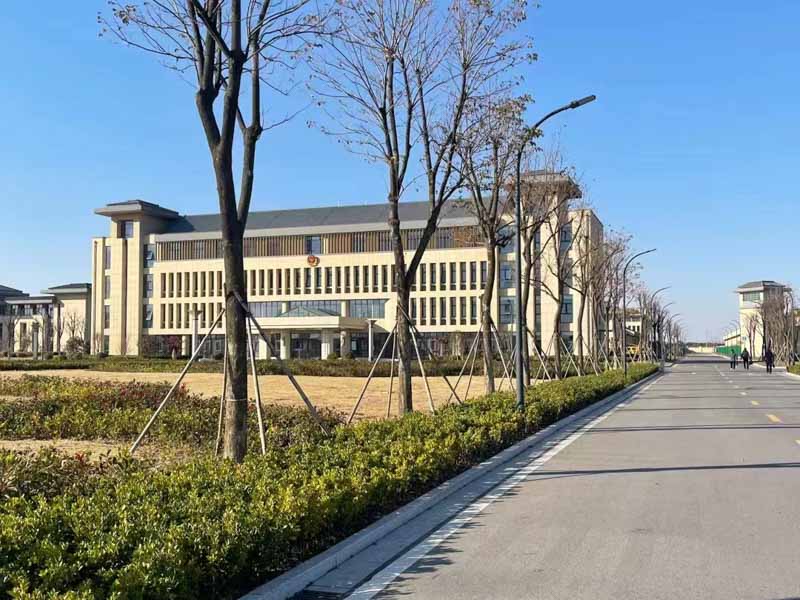 涉嫌假冒注冊商標(biāo)罪六天成功取保候?qū)彛∩虾Ｈ”：驅(qū)徛蓭煘槟獯? src="/uploads/76/100.jpg"/></p>
<p>
　　一、案例描述
</p>
<p>
　　2019年11月，某公司向上海市公安局投訴稱，其注冊商標(biāo)“XXX”遭到了侵權(quán)。經(jīng)查，涉案公司通過假冒該商標(biāo)，在網(wǎng)絡(luò)平臺上銷售侵權(quán)商品。公安機關(guān)依法對該公司立案偵查，并于2020年2月將其抓獲。經(jīng)審查，涉案公司承認了假冒注冊商標(biāo)的事實，并主動退賠了侵權(quán)商品的價款。法院經(jīng)審理后，對該公司以涉嫌假冒注冊商標(biāo)罪提起了公訴。
</p>
<p style="TEXT-ALIGN: center"><img alt=