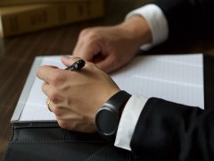 上海律師事務(wù)所律師熱評(píng)男子抱摔幼童新聞