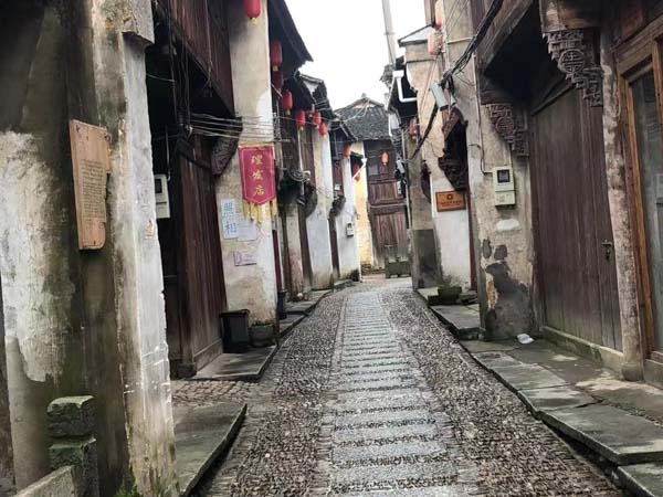 道路上有坑產生的交通事故怎么處理？上海交通事故律師告訴您